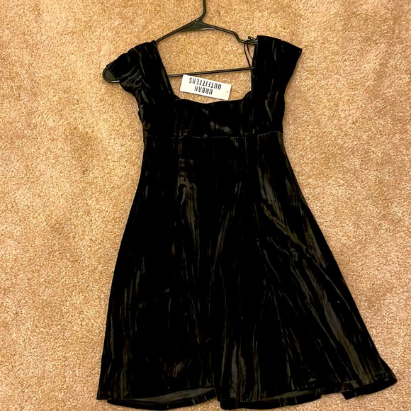 Urban outfitters, beautiful velvet dress perfect for the Christmas party!!😍 - Picture 5 of 10